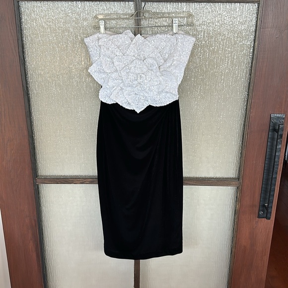 Badgley Mischka
Sequined Rose Velvet Midi Dress size 8 - Picture 11 of 15